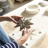 Ornement céramique Janis Badiane Vert Provence artisanal, design inspiré de l'anis étoilé