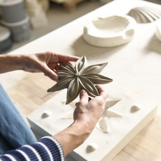Ornement céramique Janis Badiane Vert Provence artisanal, design inspiré de l'anis étoilé