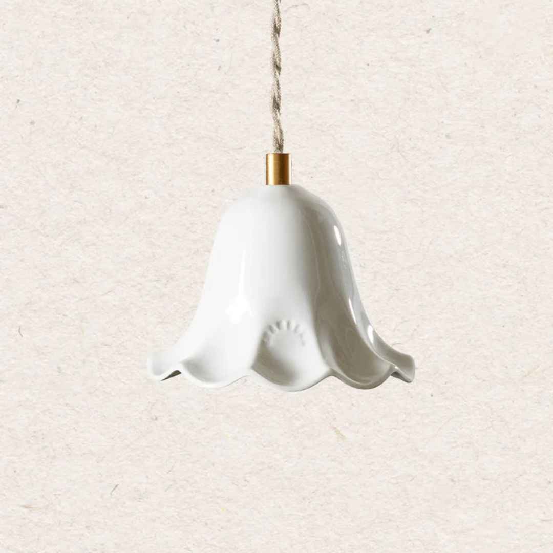 Suspension Lili porcelaine émaillée blanche Enamoura vue générale