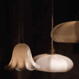 Luminaire Lili Enamoura finition mate suspendu au-dessus d'un miroir vintage