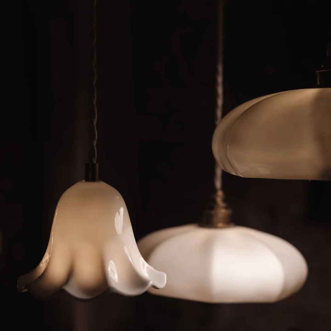 Luminaire Lili Enamoura finition mate suspendu au-dessus d'un miroir vintage