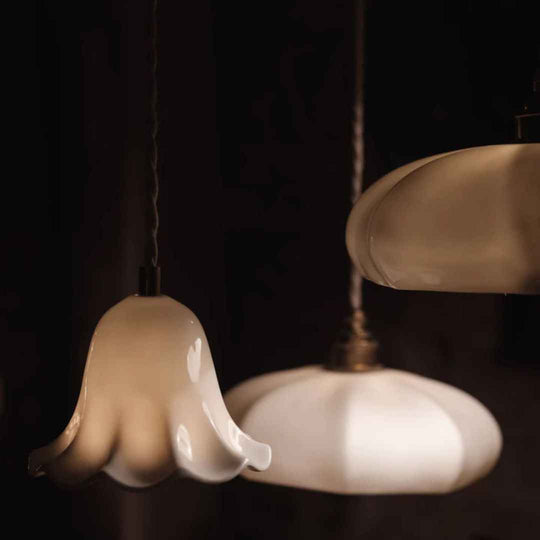 Luminaire Lili Enamoura finition mate suspendu au-dessus d'un miroir vintage
