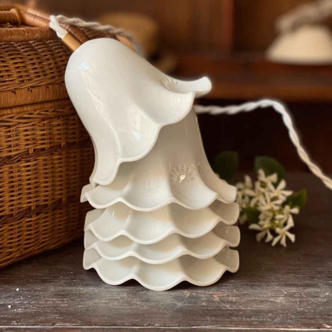 Suspension baladeuse Lili porcelaine avec prise et interrupteur design épuré