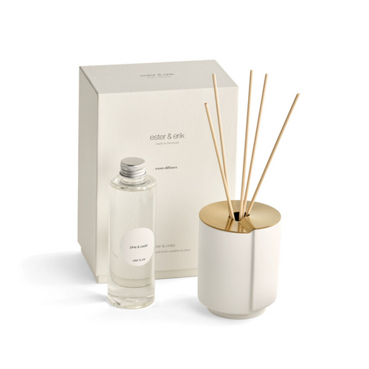 Diffuseur Pine & Cedar Ester & Erik avec design scandinave minimaliste sur fond blanc