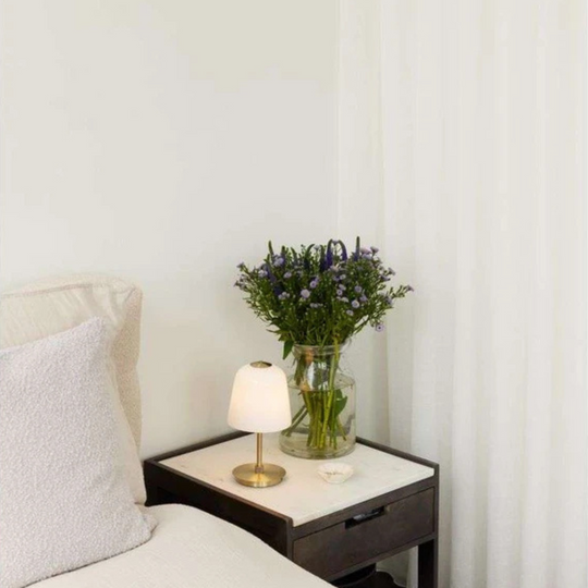 Lampe de table Room 49 Halo Design avec base en laiton antique et abat-jour en verre opale