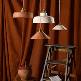 Luminaire Lisette design artisanal diffusant une lumière douce et délicate