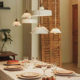 Luminaire suspendu Lisette en porcelaine Limoges design épuré au-dessus table à manger