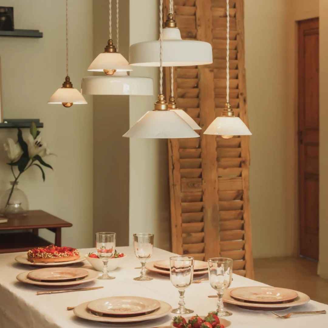 Luminaire suspendu Lisette en porcelaine Limoges design épuré au-dessus table à manger