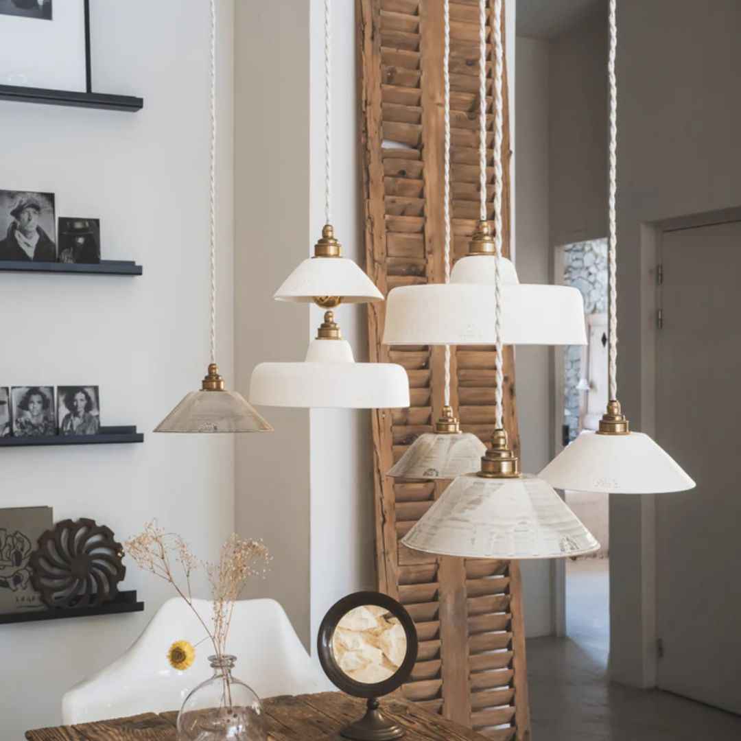 Suspension Listette en terre cuite blanche installée au-dessus d'un lit