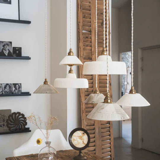 Suspension Listette en terre cuite blanche installée au-dessus d'un lit