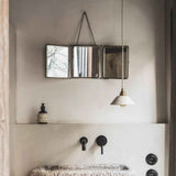 Suspension Pitchoun diffusant une lumière douce dans une salle de bain style méditerranéen