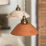Détail de la texture de la suspension Pitchoun, grain de terre cuite rouge avec traces du geste artisanal