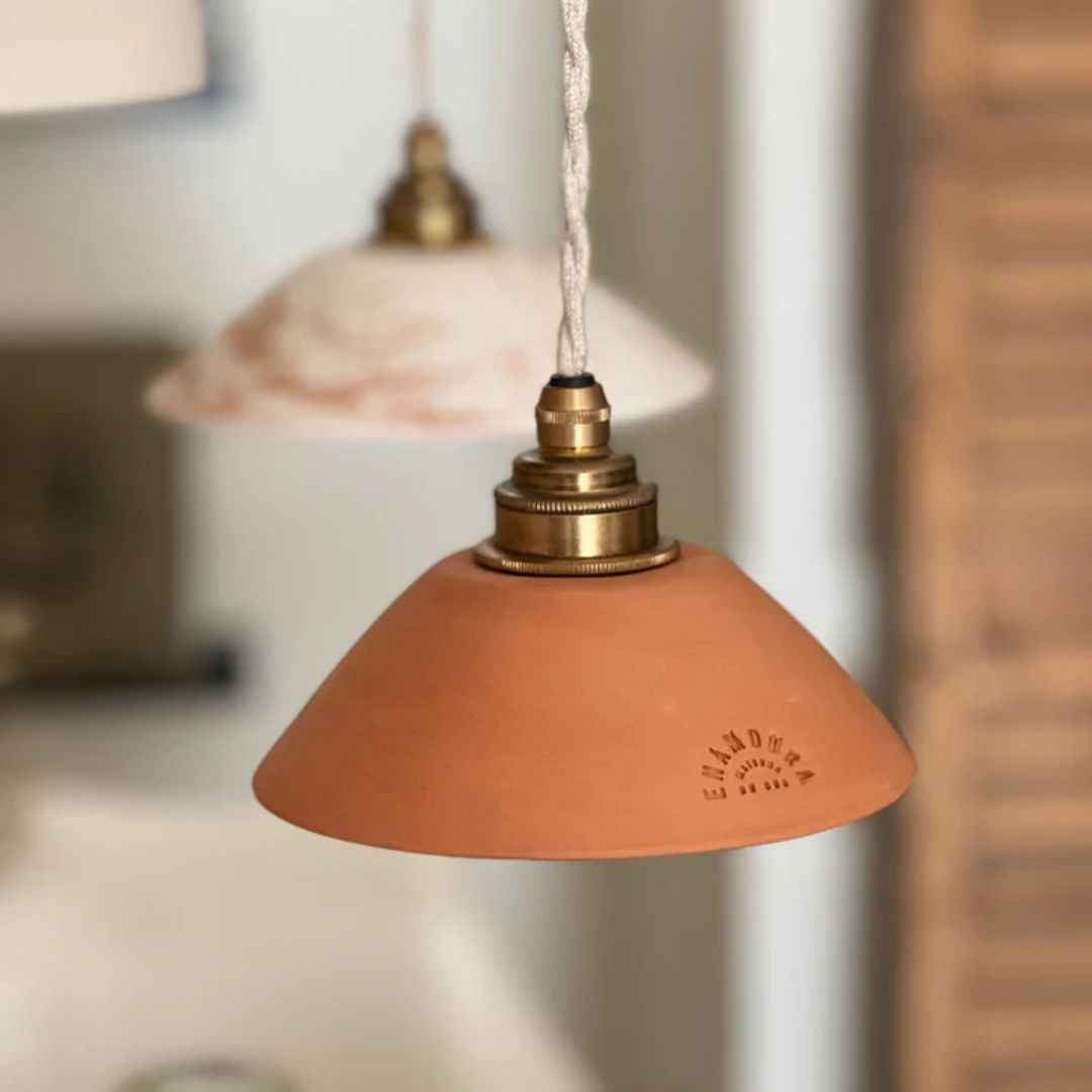Détail de la texture de la suspension Pitchoun, grain de terre cuite rouge avec traces du geste artisanal