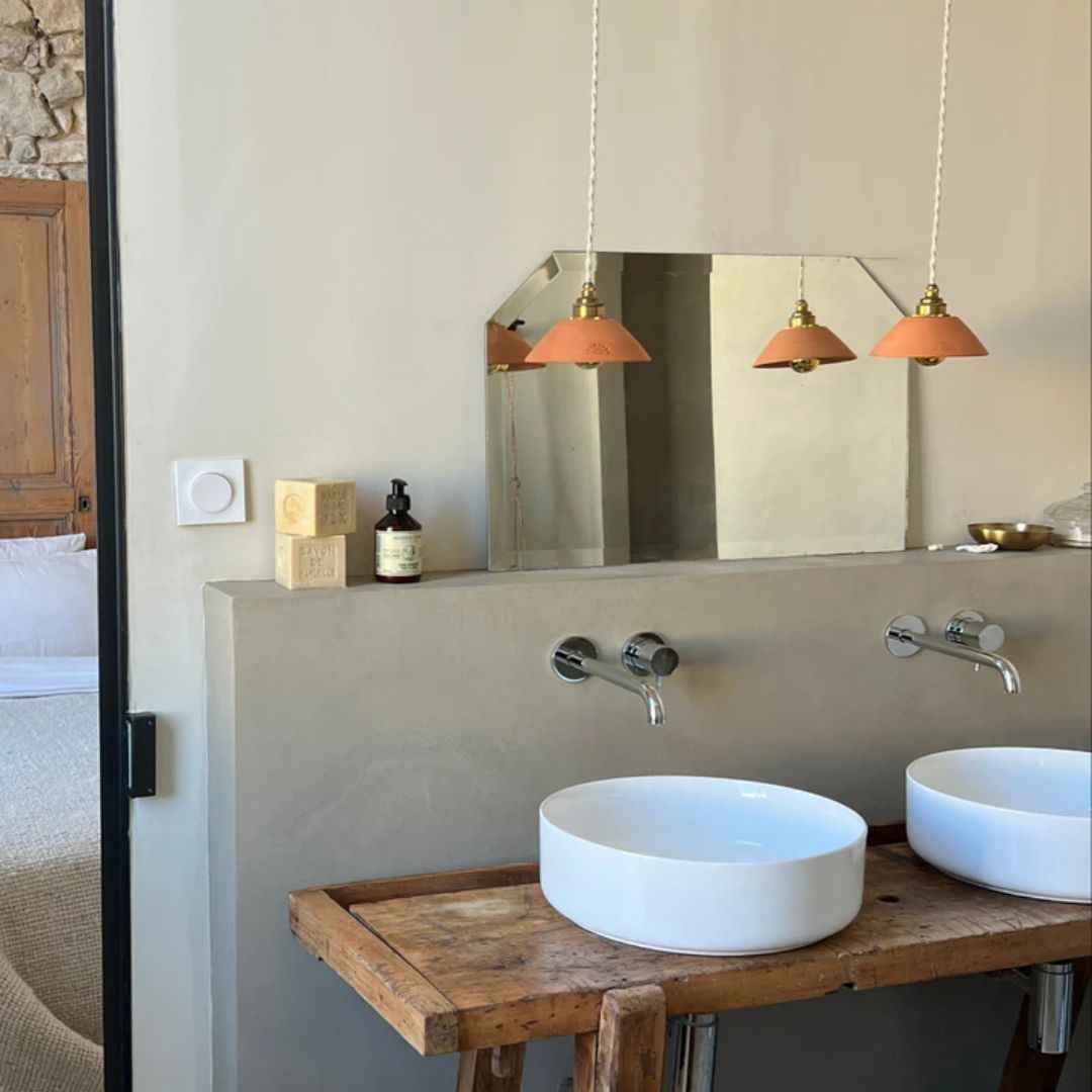 Suspension Pitchoun Enamoura diffusant une lumière douce, accrochée en liseuse de lit, style méditerranéen