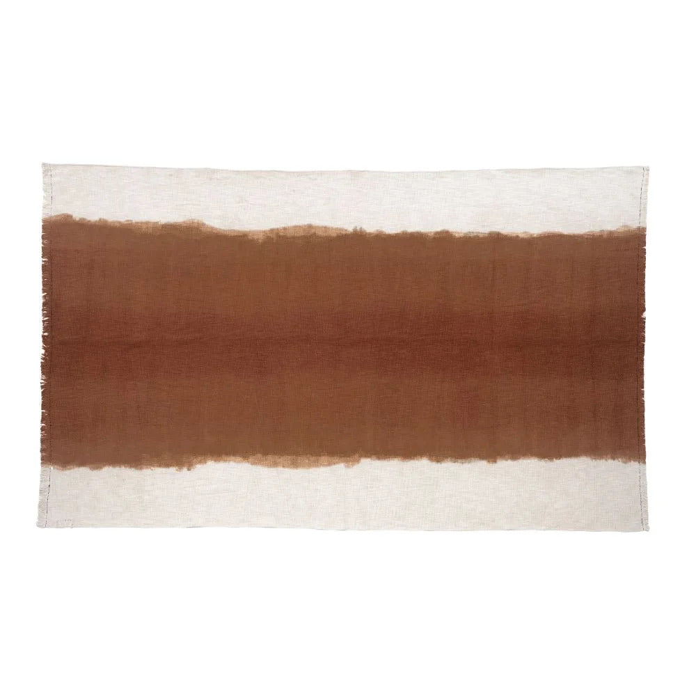 Plaid Tandem tie and dye biscuit en coton 140x200cm Bed and Philosophy posé sur canapé