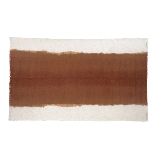 Plaid Tandem tie and dye biscuit en coton 140x200cm Bed and Philosophy posé sur canapé