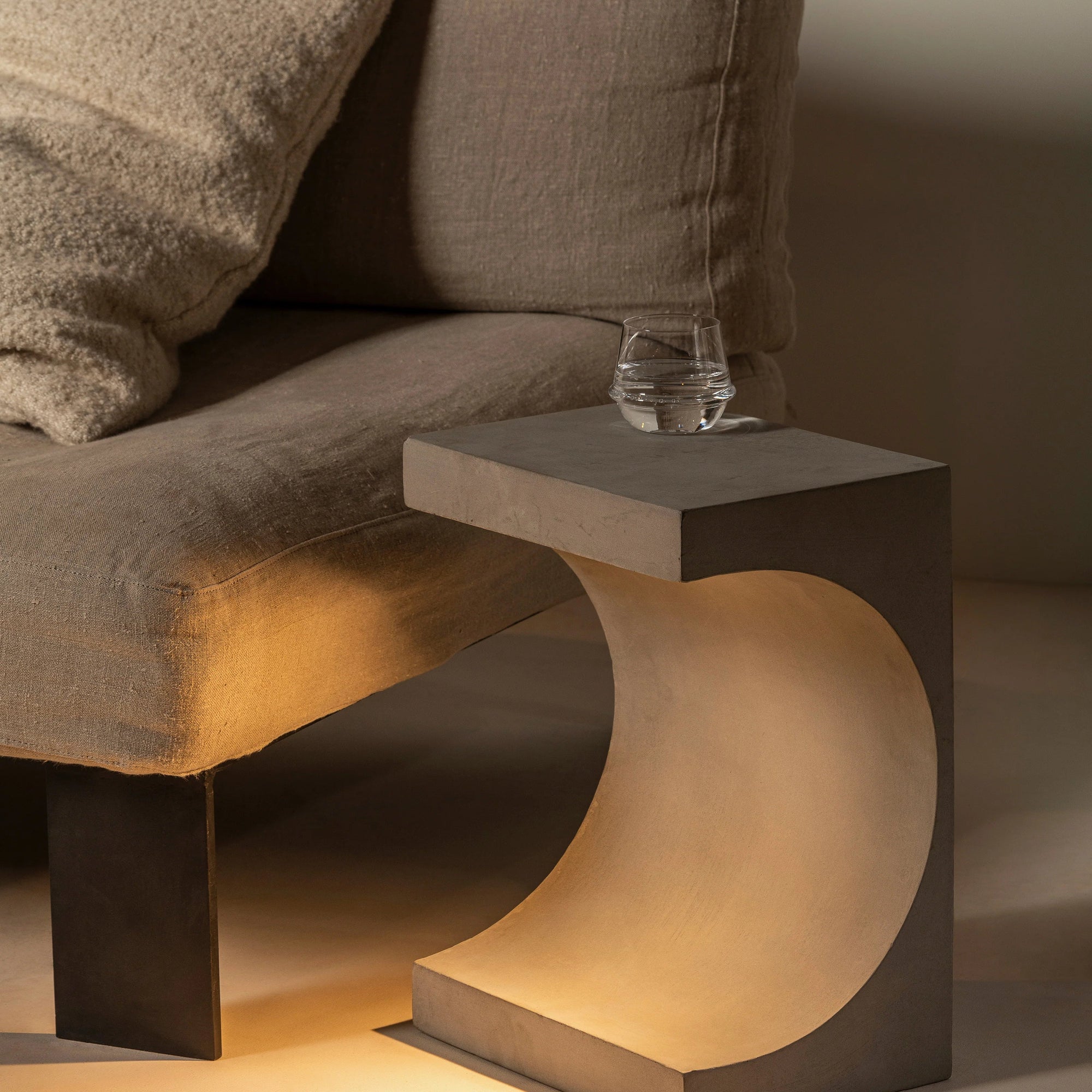 Lampe à poser Tangent Serax design minimaliste bout de canapé