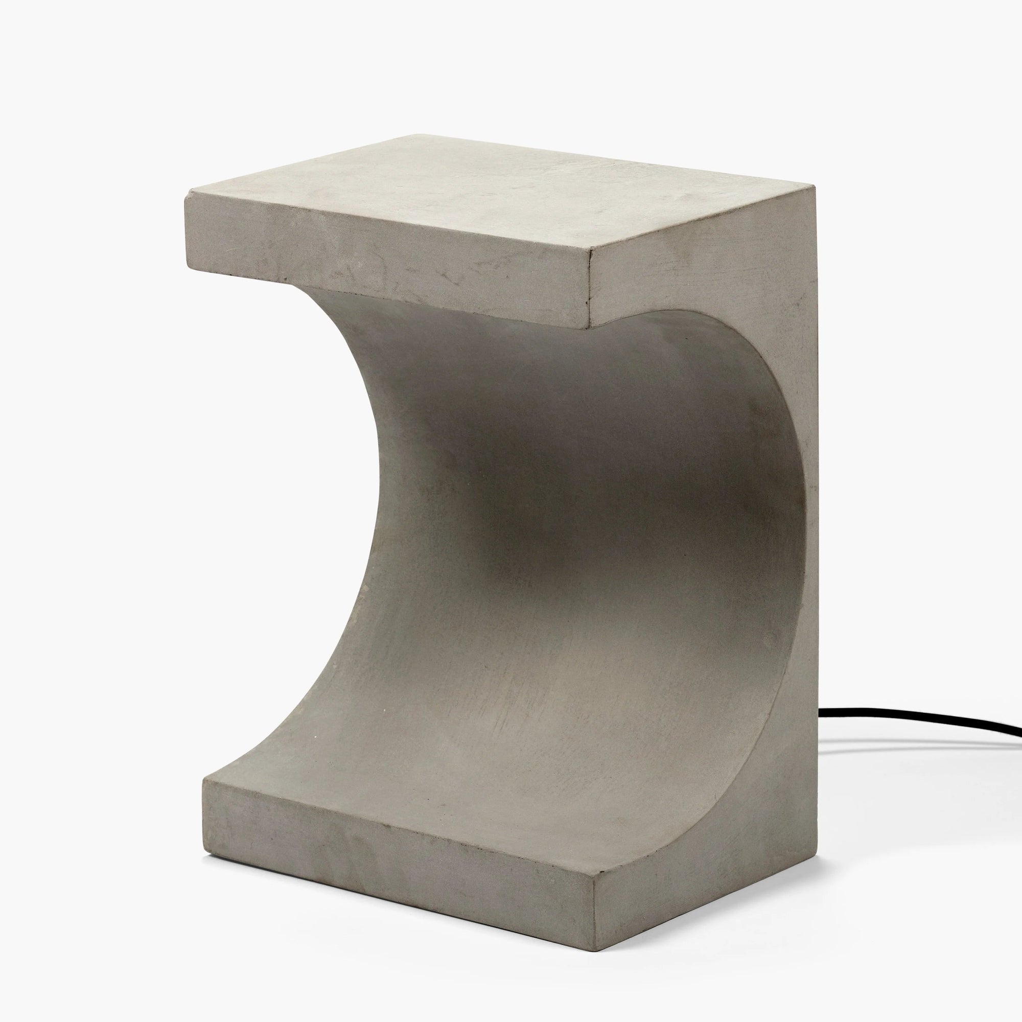 Table basse lampe Tangent en béton gris avec éclairage interne demi-lune