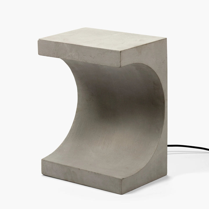 Table basse lampe Tangent en béton gris avec éclairage interne demi-lune
