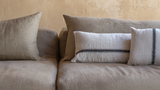 Détail texture coussin premium lin laine Umi posé sur canapé design