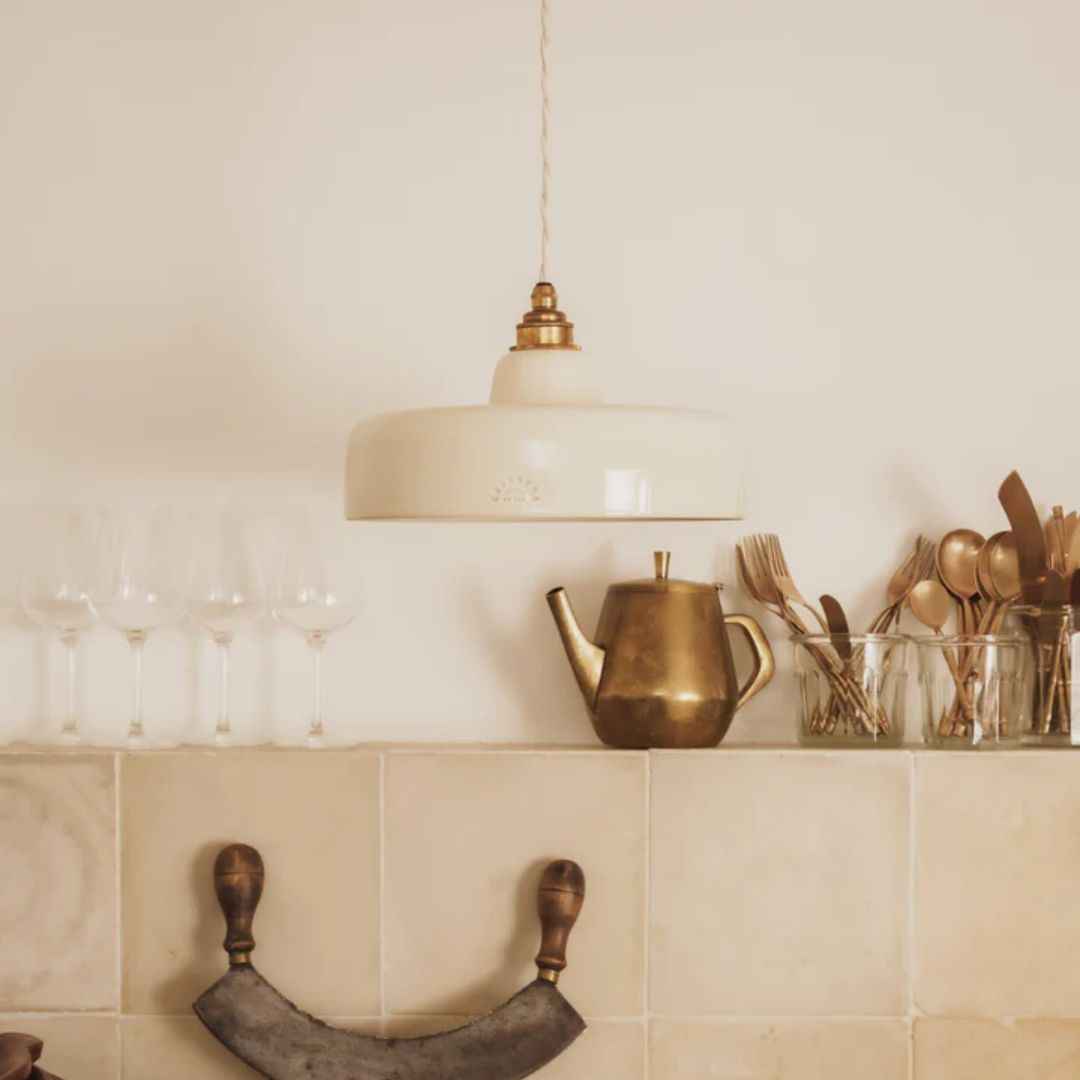 Suspension Ursule Enamoura en terre cuite blanche émaillée, design luminaire artisanal