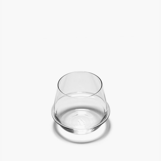 Détail du verre Dune artisanal Serax transparent avec silhouette dynamique et finition raffinée