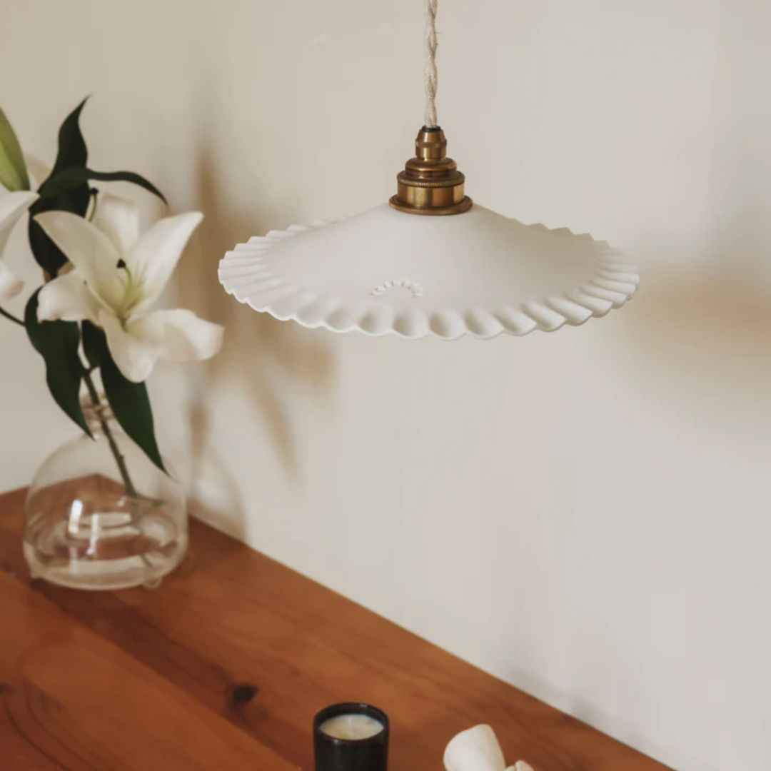 Luminaire Yvonne porcelaine biscuit allumé créant une ambiance chaleureuse