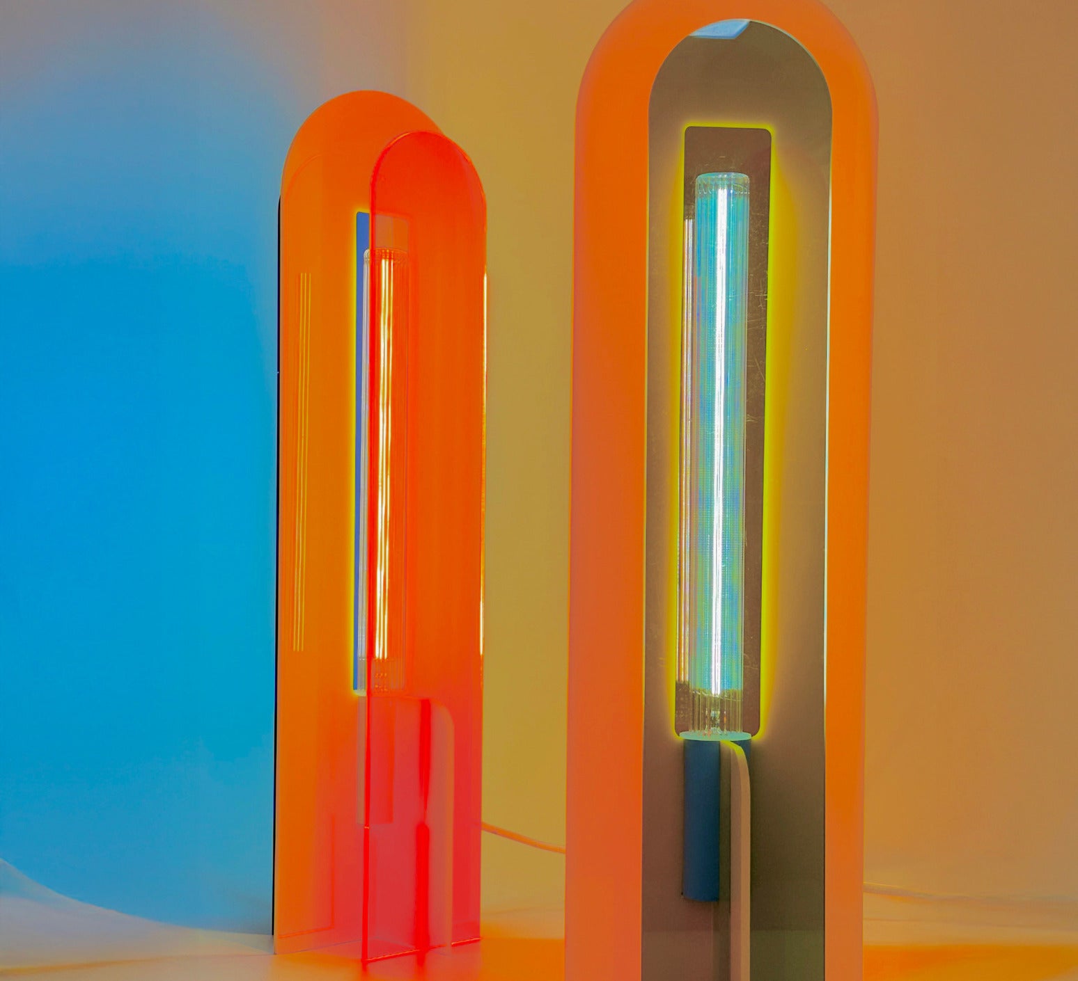 Lampe de bureau Andy couleur safran, luminaire rétro pop 70-80 en polymère transparent, design français premium