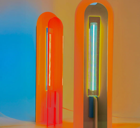 Lampe de bureau Andy couleur safran, luminaire rétro pop 70-80 en polymère transparent, design français premium