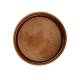 Détail de la texture mate et des bords irréguliers de l'assiette Gobi