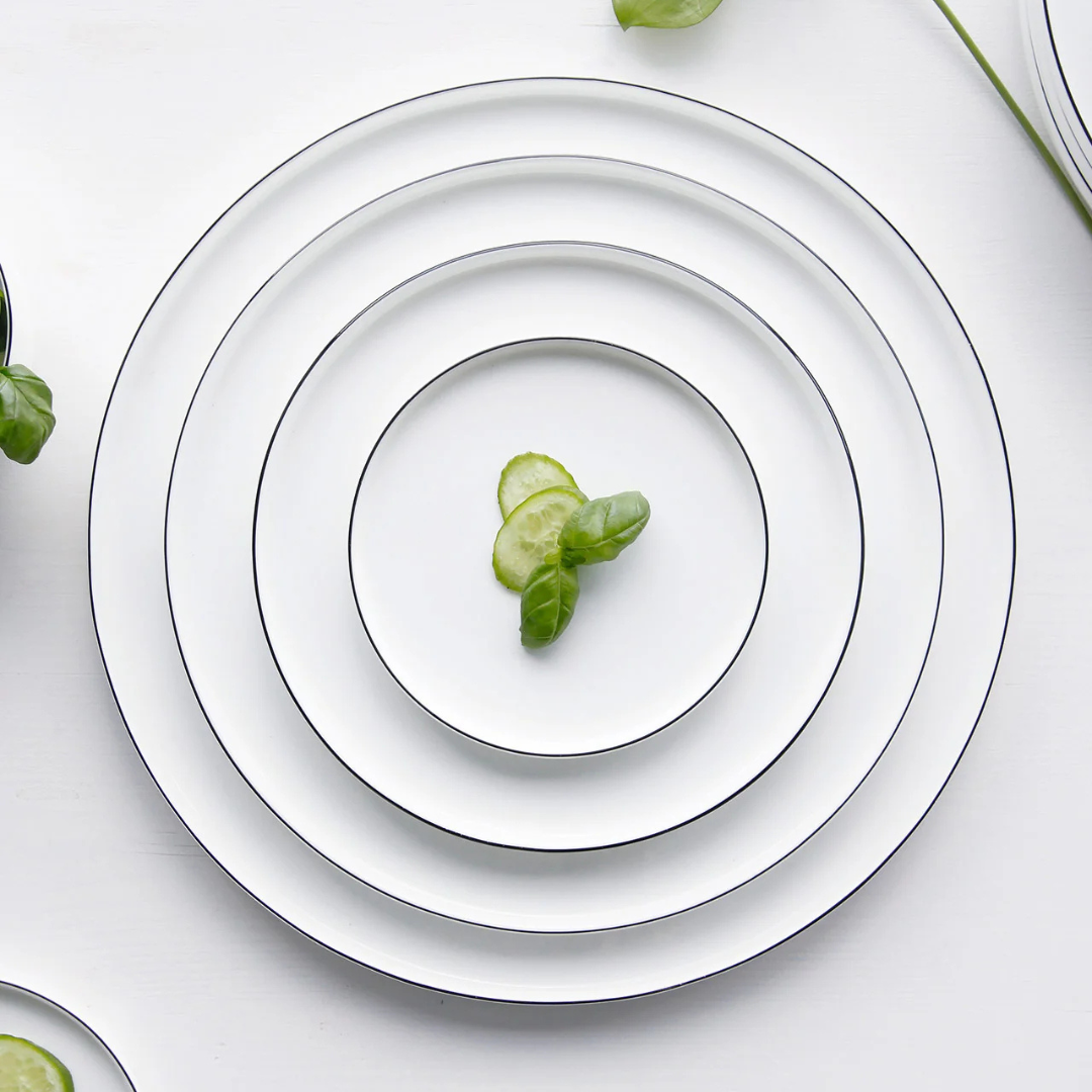 Mise en place assiette plate premium artisanale 32cm design épuré blanc noir