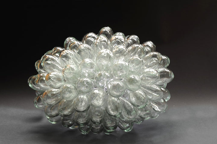 Lampe Baladi transparente taille 2 en verre soufflé artisanal, grappe de gouttes illuminée sur structure métallique
