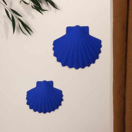 Coquillage artisanal en céramique bleu Klein détails façonnage main