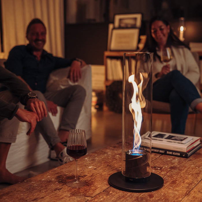 Cheminée de table au bioéthanol Höfats SPIN 1200 noir mat. Structure composée d'un cylindre en verre borosilicaté résistant à la chaleur et d'un socle en acier inoxydable revêtu par poudre.