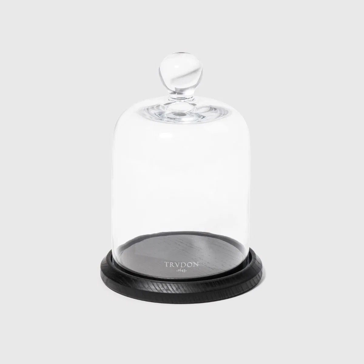 Détail de la cloche verre transparent Trudon montée sur support bois, accessoire de luxe pour concentrer les senteurs