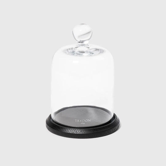Détail de la cloche verre transparent Trudon montée sur support bois, accessoire de luxe pour concentrer les senteurs