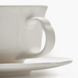 Détail des courbes douces tasse café blanc design minimaliste Serax