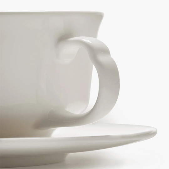 Détail des courbes douces tasse café blanc design minimaliste Serax