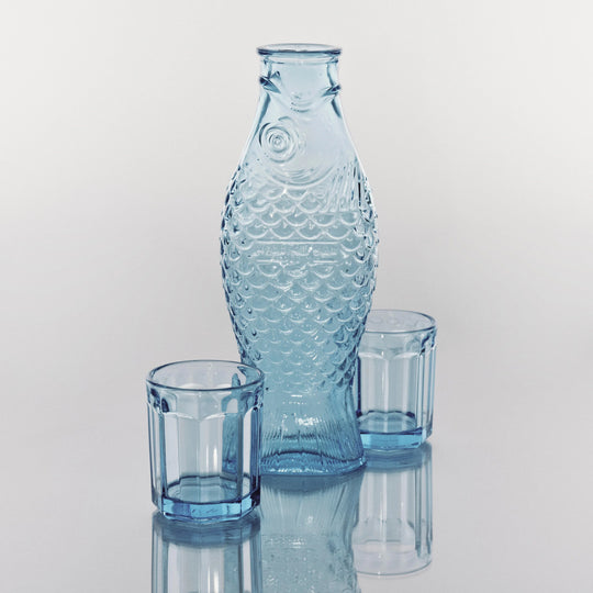 Coffret carafe Fish&Fish bleu transparent avec deux verres assortis Serax design Paola Navone
