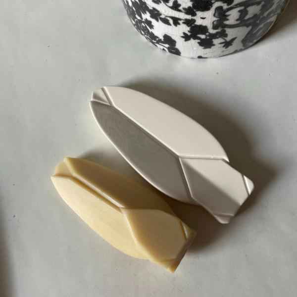 Coffret porte-savon émaillé blanc Monochromic avec savon de Marseille naturel Fer à Cheval