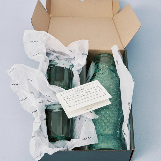 Coffret carafe et deux verres Fish&Fish Serax en verre vert transparent avec motif poisson