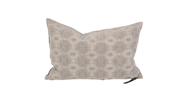 Coussin rectangulaire 50x70cm motif kilim géométrique teinte ciment