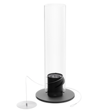 Gros plan sur la base en acier noir mat et l'intégration du brûleur à bioéthanol liquide avec système anti-fuite de la cheminée Höfats SPIN 1500.