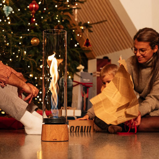 Gros plan sur le socle en bois de chêne véritable et les finitions premium du brasero de table Höfats Spin Air 1200.