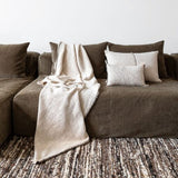 Coussin decoratif 40x60 coton flammé coloris naturel sur canapé design intérieur élégant