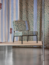 Assise moelleuse et finitions soignées du fauteuil contemporain Féline par Babel Brune