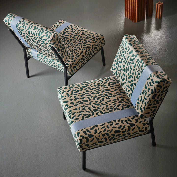 Vue détail du revêtement premium et des courbes généreuses du fauteuil Féline design Babel Brune