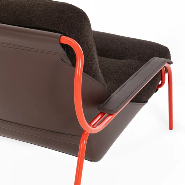 Accoudoirs recouverts de cuir et détail de la fixation de la coque sur le fauteuil lounge Maggiolina par Marco Zanuso.