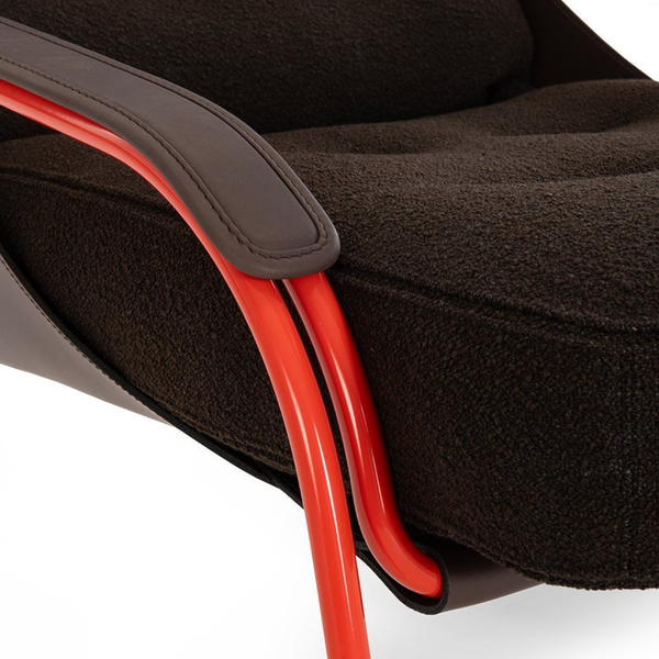 Détail des coussins rembourrés en plume d'oie et du revêtement en tissu orange vibrant du fauteuil Maggiolina.