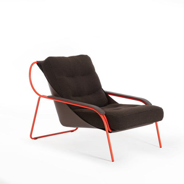 Fauteuil design Maggiolina de Zanotta, structure noire et coussins en tissu orange, vue de face.